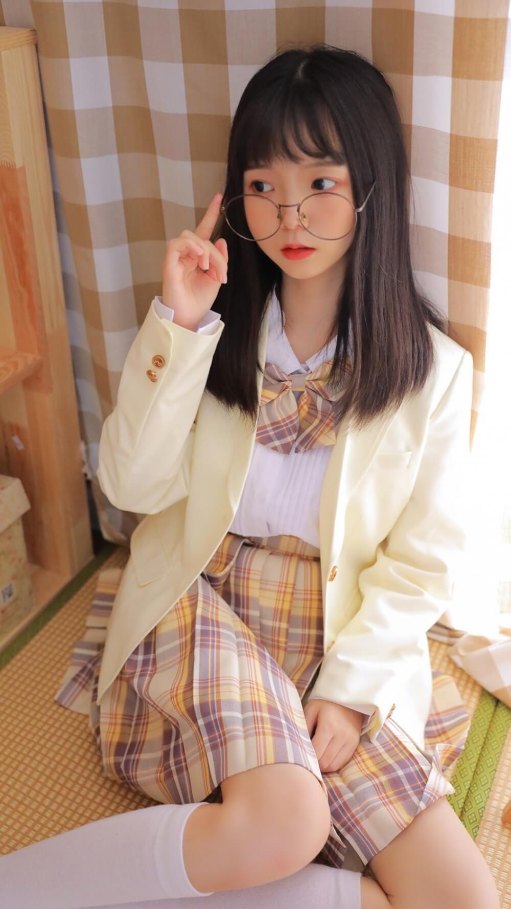 戴眼镜软萌妹子甜味写真图集