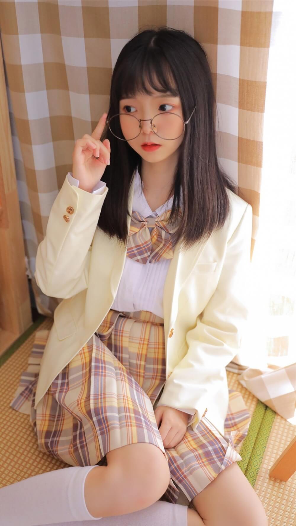 戴眼镜软萌妹子甜味写真图集