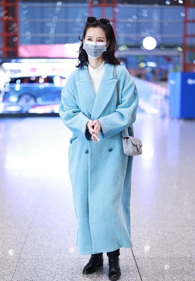 陈都灵机场街拍穿拼接长大衣配中分发型，搭出商务强人的感觉