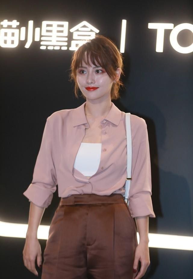 张佳丽的妆真的很不干净,眼睛小有点仙气