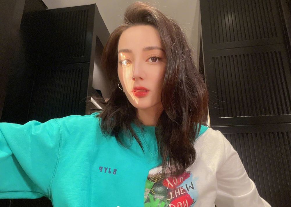 迪丽热巴剪短发穿湖水色卫衣休闲有范，穿搭越来越甜了