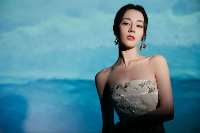 迪丽热巴穿着白色抹胸长裙!凹凸有致性感美艳