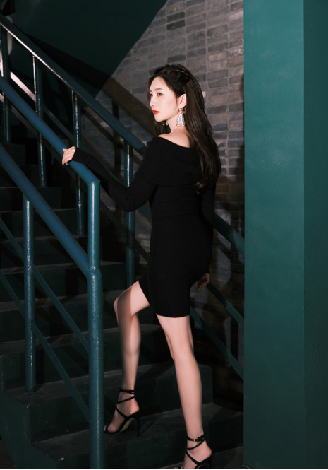 江疏影身材超赞，穿豆沙粉色修身裙太唯美了