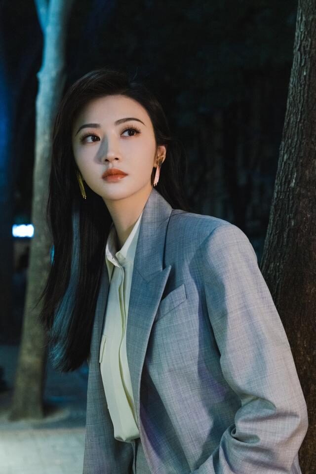 景甜穿大码西装街头范十足,富贵花气质太优雅