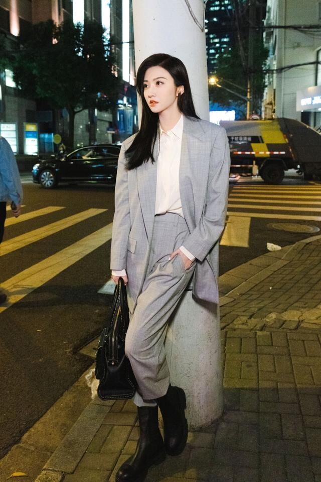 景甜穿大码西装街头范十足,富贵花气质太优雅