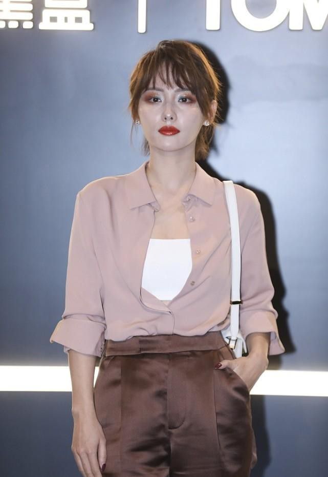 张佳丽的妆真的很不干净,眼睛小有点仙气