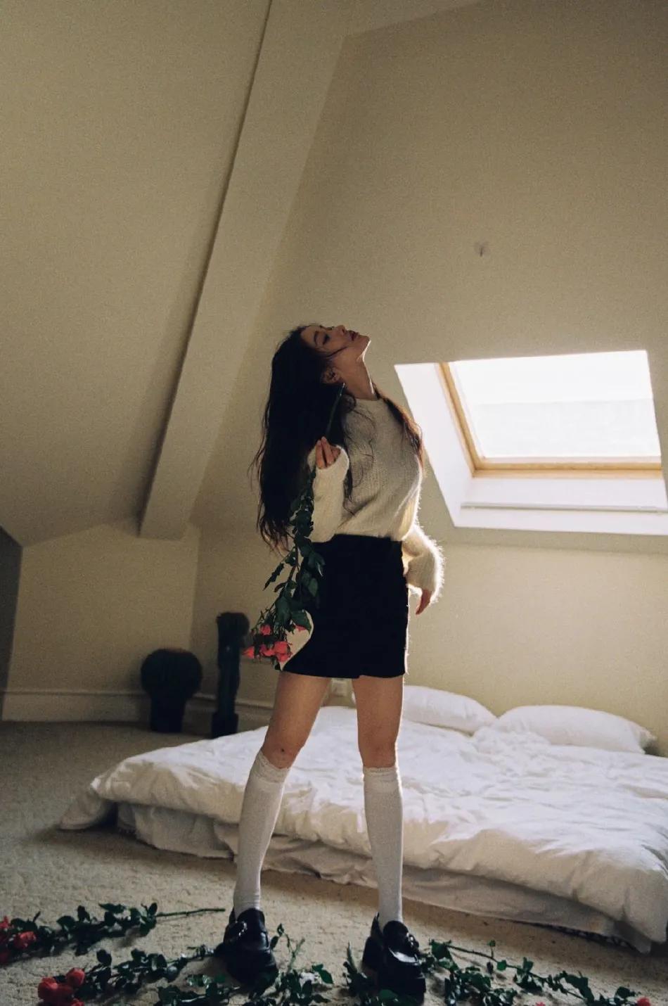 姜贞羽阁楼公主美图超惊艳！笑容甜美美得让人心动