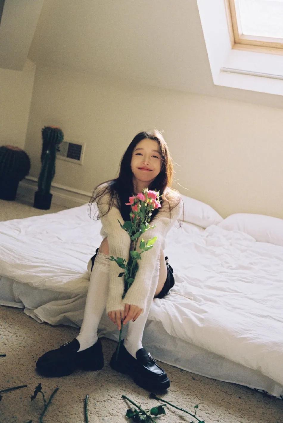 姜贞羽阁楼公主美图超惊艳！笑容甜美美得让人心动