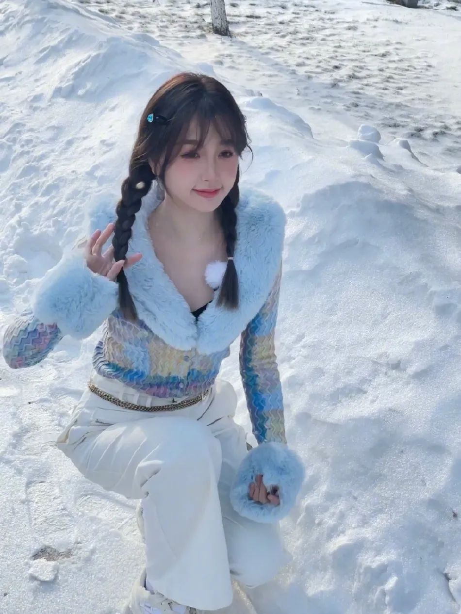 虞书欣分享雪地美图!蓝色花纹上衣搭配白色长裤俏丽惊艳