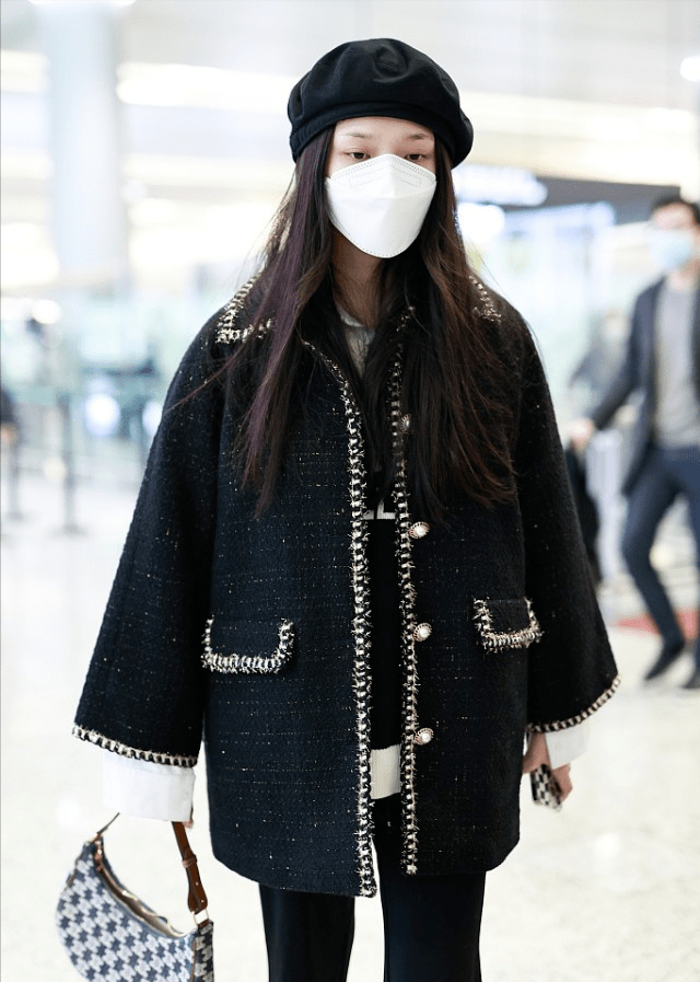 林允机场街拍：穿灰色卫衣搭配工装马甲休闲又有范