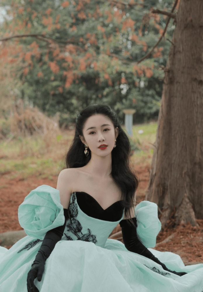 看梁田把这样别致的礼服,穿出了可爱女人味