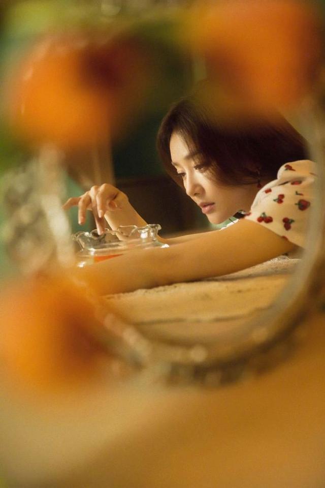 秦岚穿法式复古印花裙，42岁犹如妙龄少女