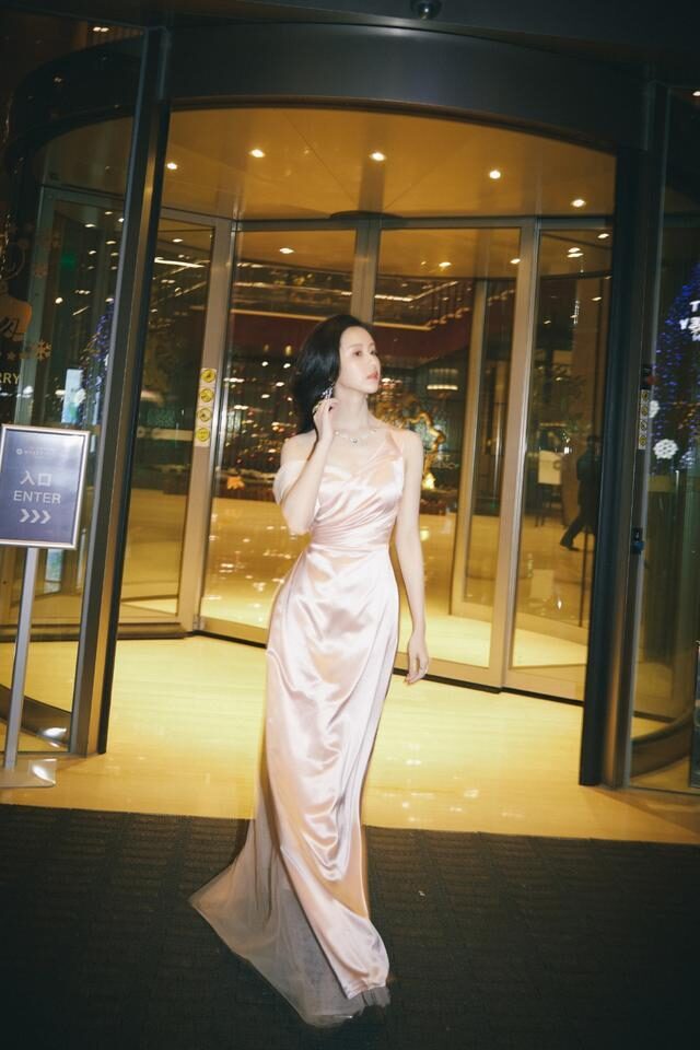 陈都灵红毯造型穿吊带裙故意扯下肩带，真是行走的衣架子
