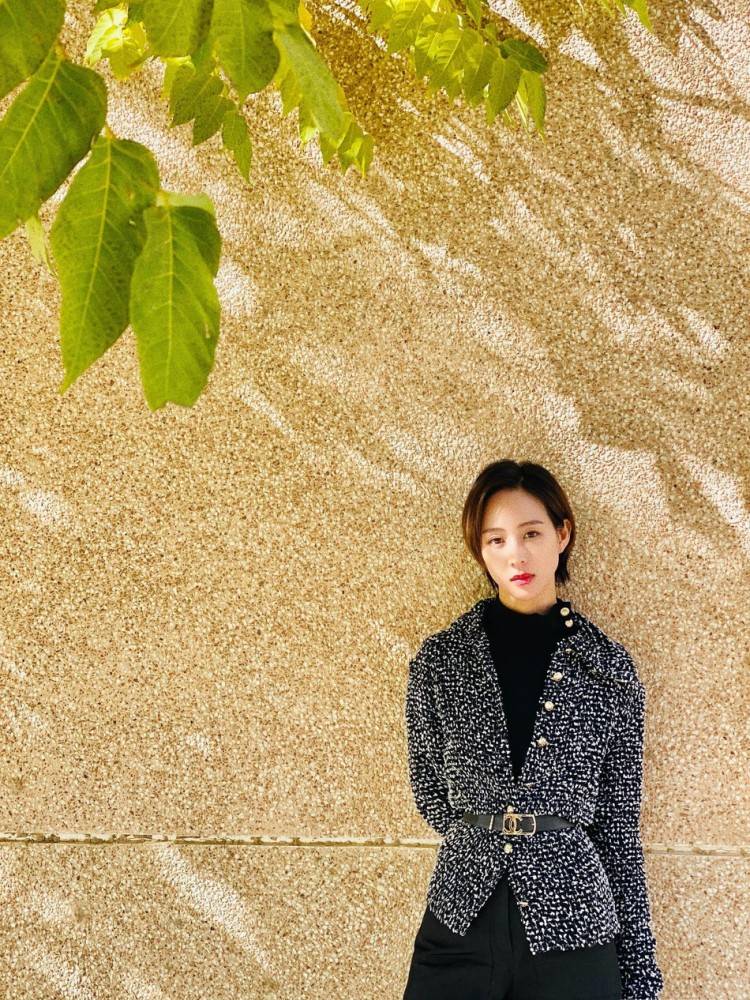 张钧甯将简单的黑白搭配穿出了高级气息，气场真强大