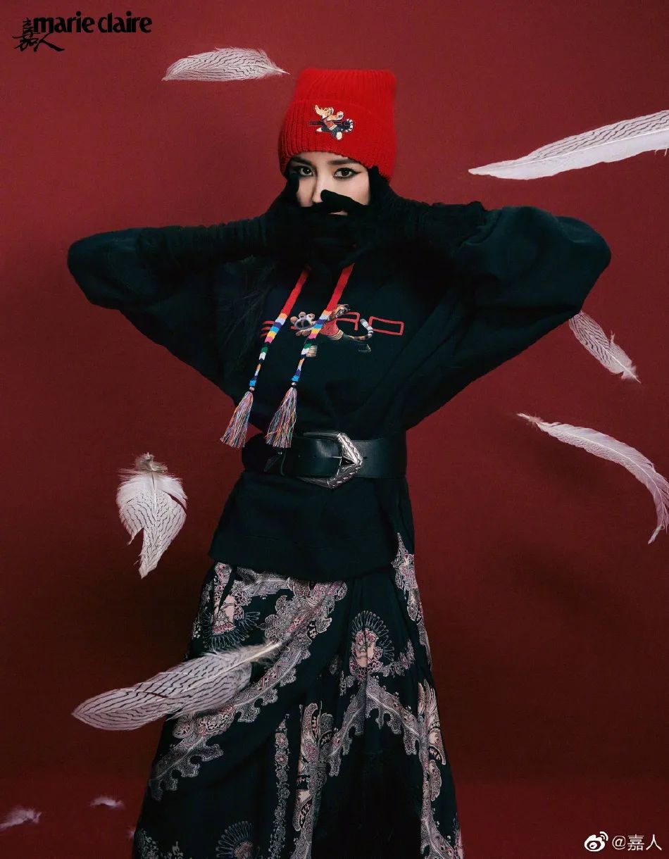 杨幂化烟熏妆穿搭前卫冷艳!雪肤玉貌太性感撩人