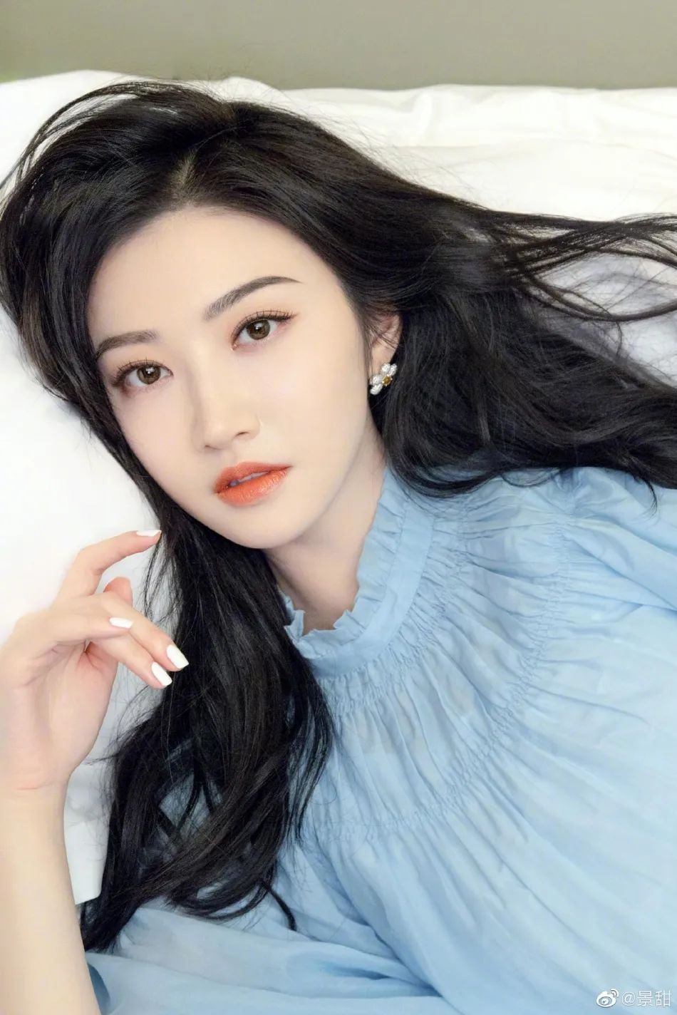 景甜穿浅蓝泡泡袖上衣清纯靓丽!美得让人窒息