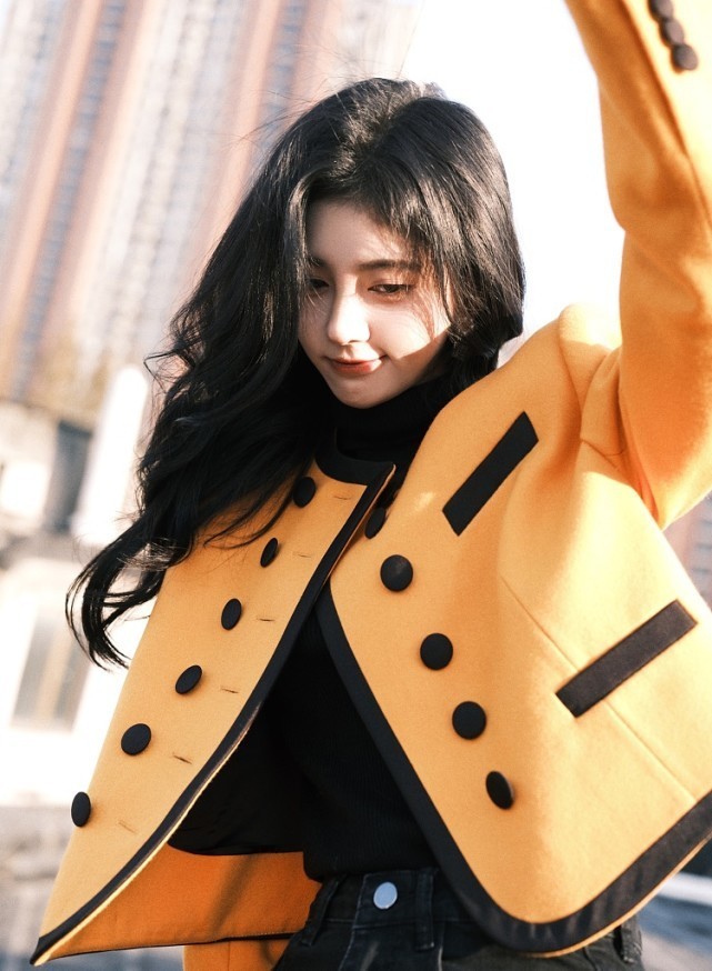 鞠婧祎穿大枣红色毛衣一点不土，复古味满满