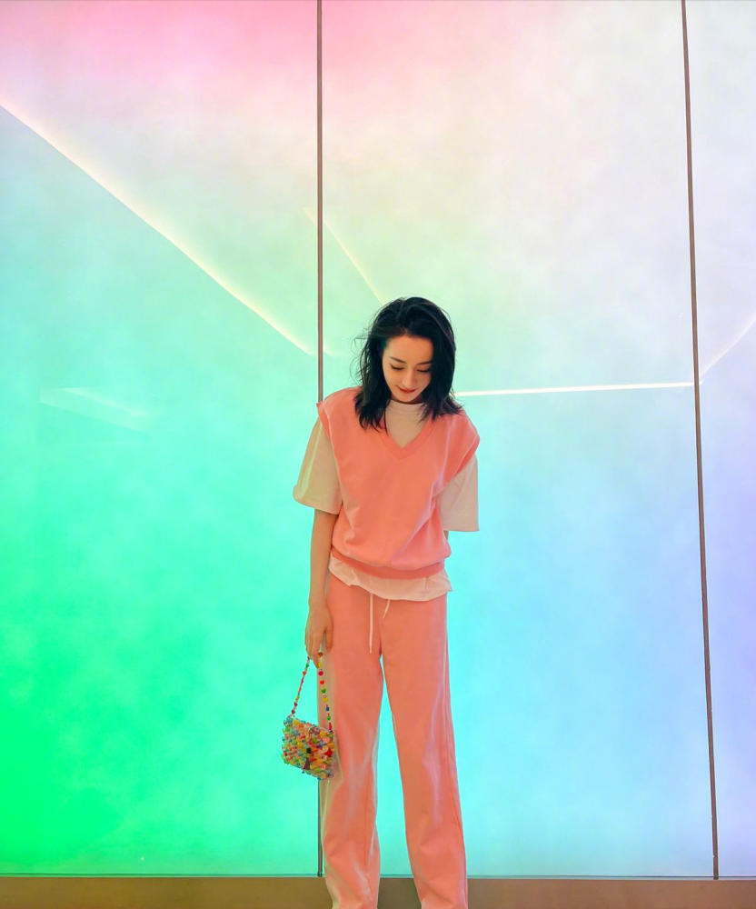 迪丽热巴剪短发穿湖水色卫衣休闲有范，穿搭越来越甜了