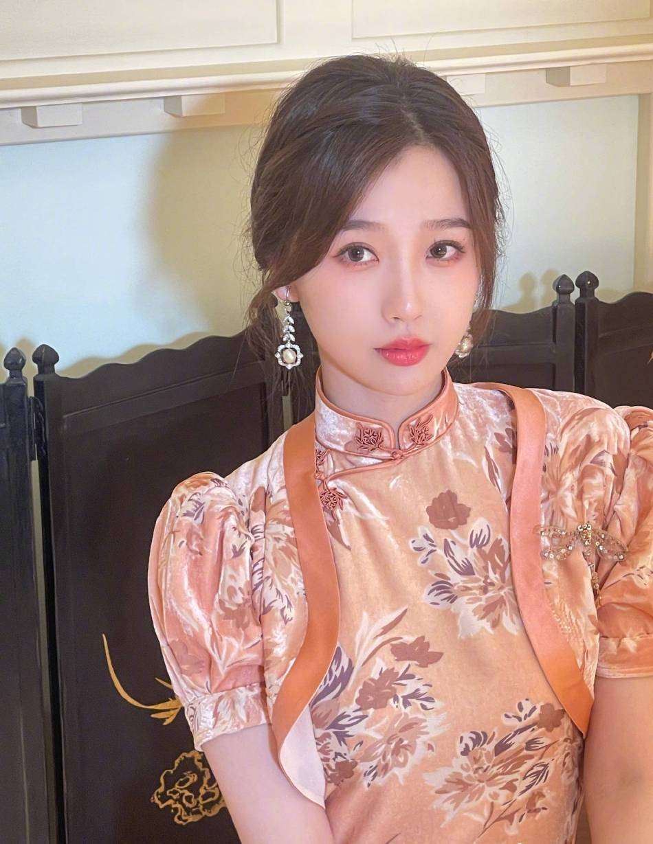 虞书欣穿旗袍身姿曼妙超靓丽!美得让人窒息