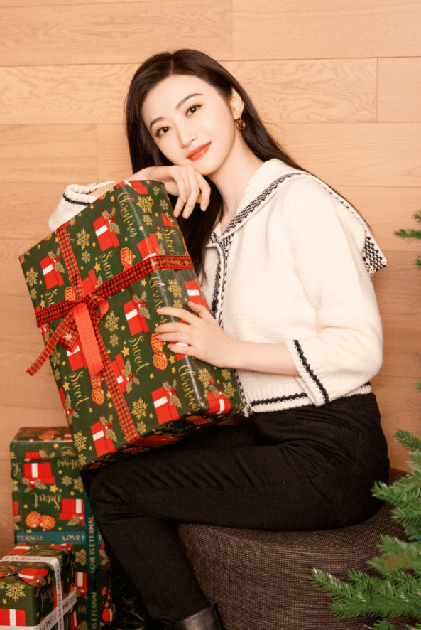 景甜大晒秋冬美照！穿溜肩毛衣裙拍写真气质甜美又温柔