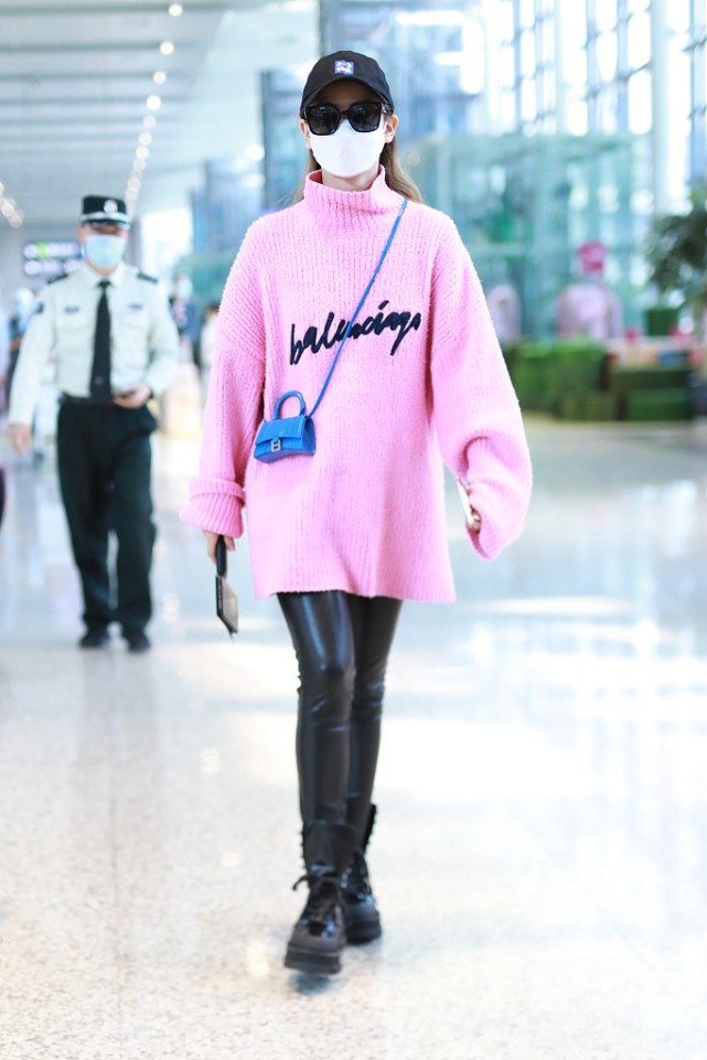 戚薇机场街拍:短发加上彩虹针织衫玩下身失踪,大长腿太性感