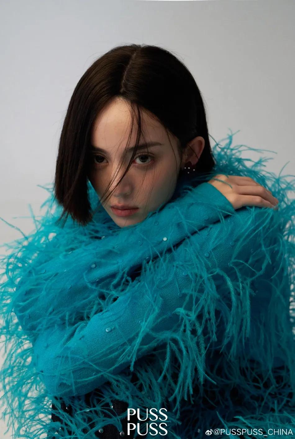 古力娜扎电影胶片写真超妩媚！羊毛卷直短发惊艳耀眼