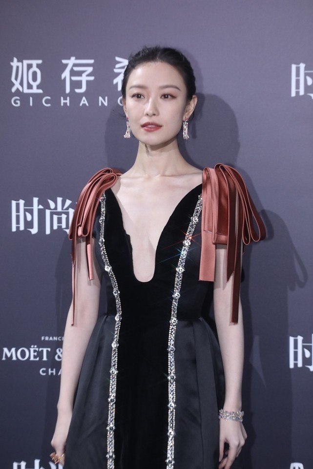 倪妮冬天在户外穿露肩裙，赚足了回头率