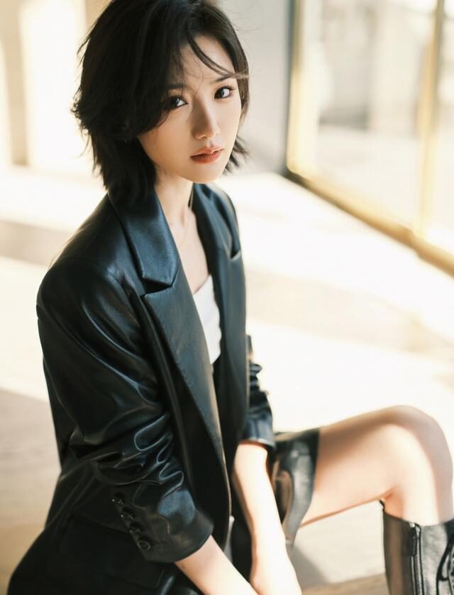 毛晓彤穿皮衣皮裙扮“下衣失踪”，这腿太真实了