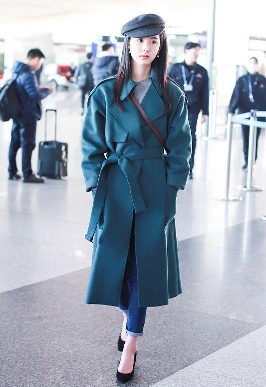 陈都灵机场街拍穿拼接长大衣配中分发型，搭出商务强人的感觉