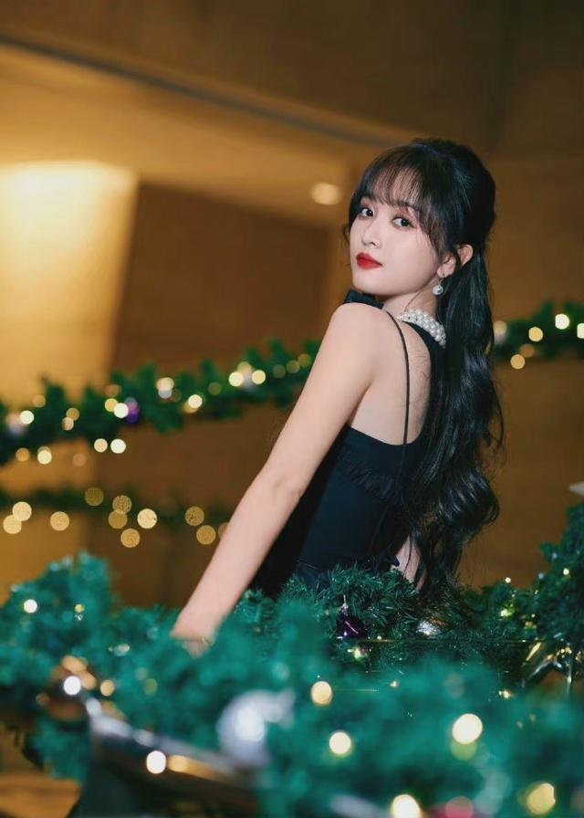 吴宣仪惊艳亮相跨年晚会,穿小黑裙又甜又辣,细长腿抢镜