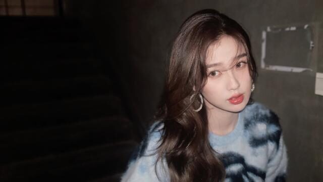 虞书欣穿基础款毛衣+牛仔裤,简单时髦耐看