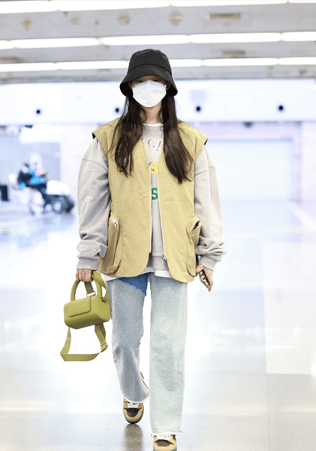 林允机场街拍：穿灰色卫衣搭配工装马甲休闲又有范