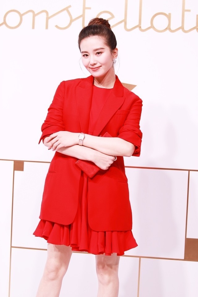 刘诗诗穿红裙由内而外地散发着女人味，真是太撩人了