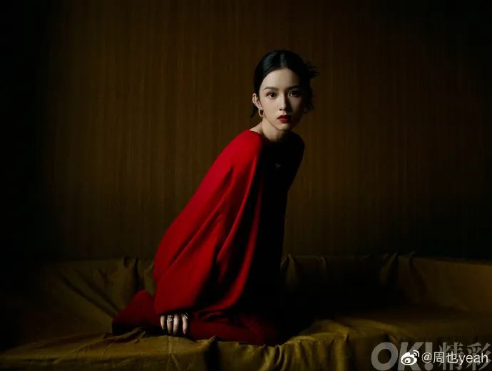 90后美女周也晒微博美图超靓丽!烈焰红唇美得让人窒息
