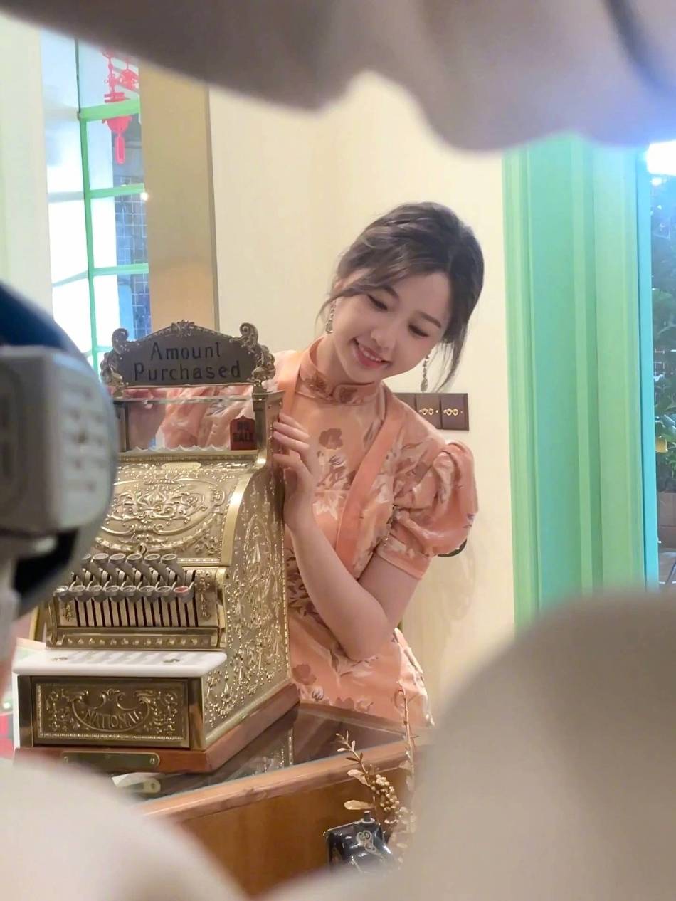 虞书欣穿旗袍身姿曼妙超靓丽!美得让人窒息