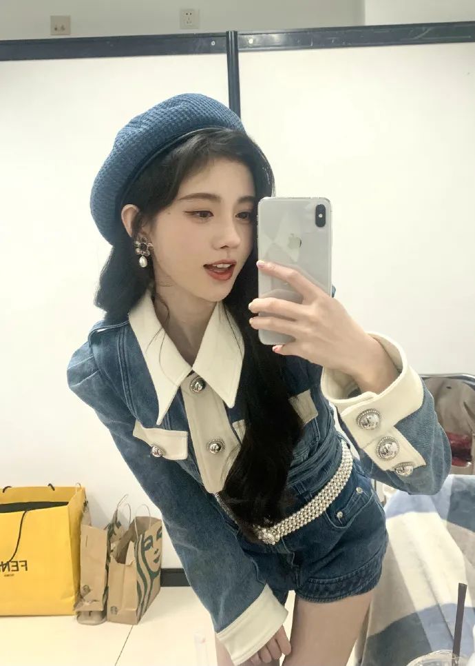 鞠婧祎穿蓝色牛仔裤献唱超美艳！美得不可方物