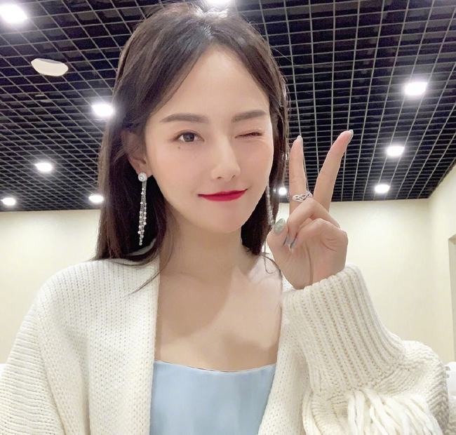 张佳丽的妆真的很不干净,眼睛小有点仙气