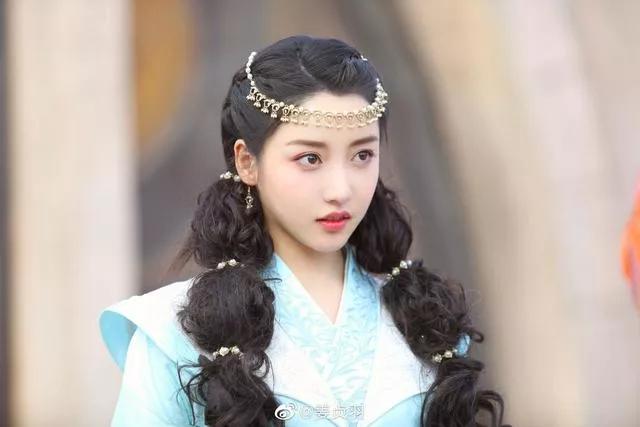 姜贞羽阁楼公主美图超惊艳！笑容甜美美得让人心动