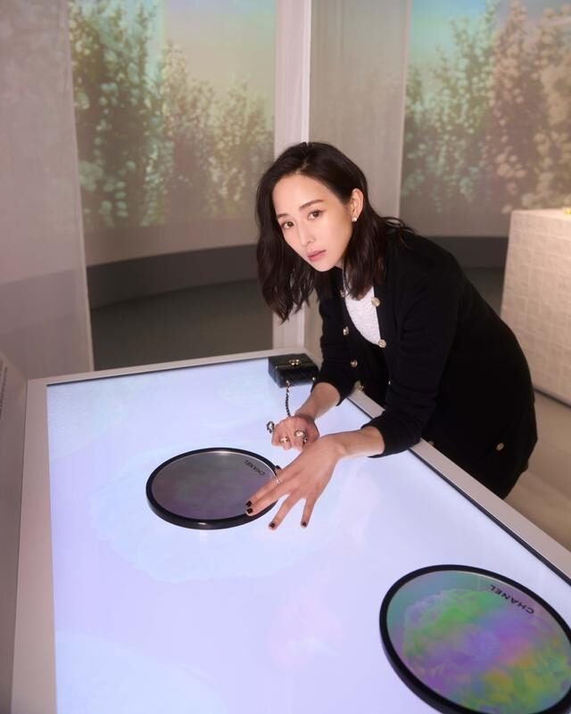 张钧甯穿“黑白配”基础款穿搭，简单又高级