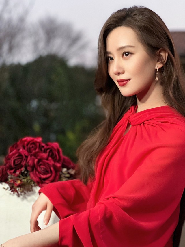 刘诗诗穿红裙由内而外地散发着女人味，真是太撩人了