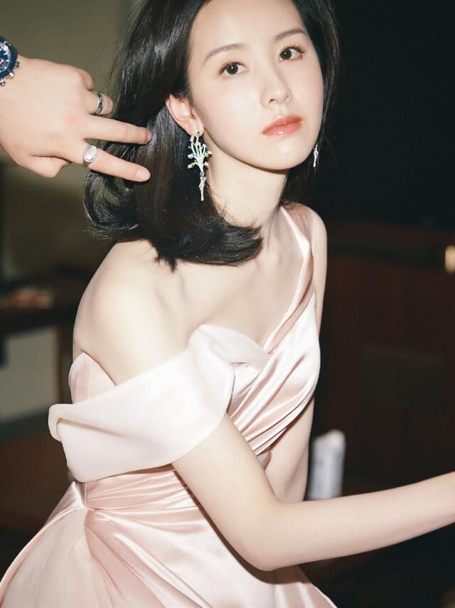 陈都灵红毯造型穿吊带裙故意扯下肩带，真是行走的衣架子