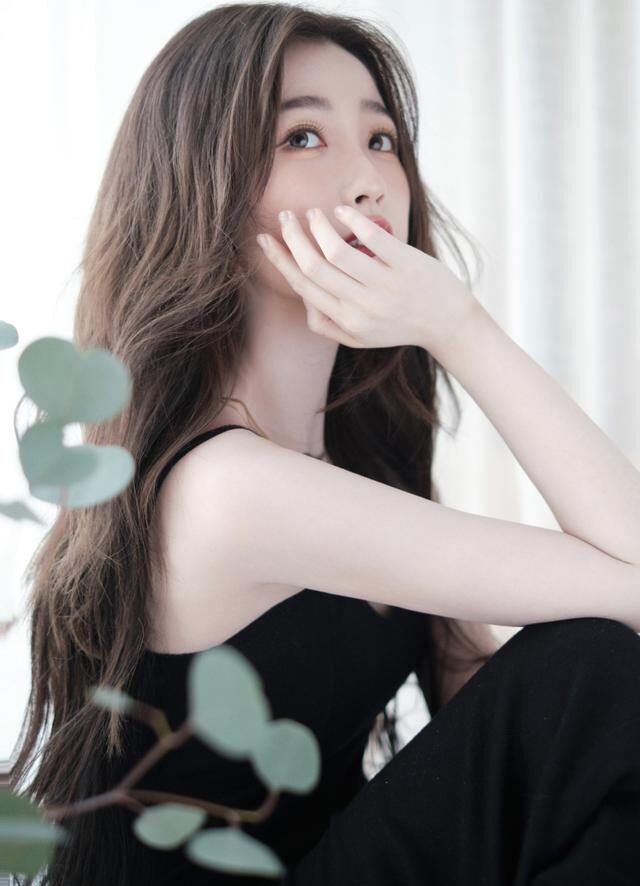 虞书欣一袭吊带裙展露曲线身材,凹凸感迷人