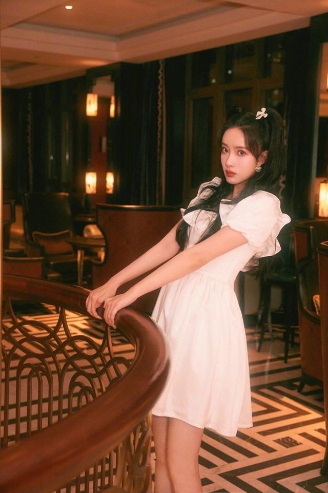 孟子义穿小白裙清纯又娇俏,配双马尾减龄又好看