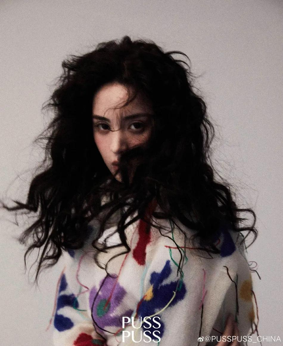 古力娜扎电影胶片写真超妩媚！羊毛卷直短发惊艳耀眼