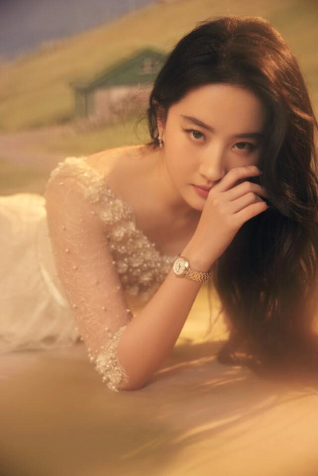 刘亦菲穿白裙依旧仙气飘飘，颜值气质越来越好