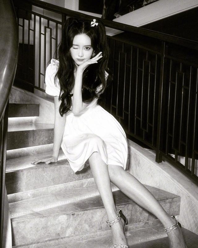 孟子义穿小白裙清纯又娇俏,配双马尾减龄又好看