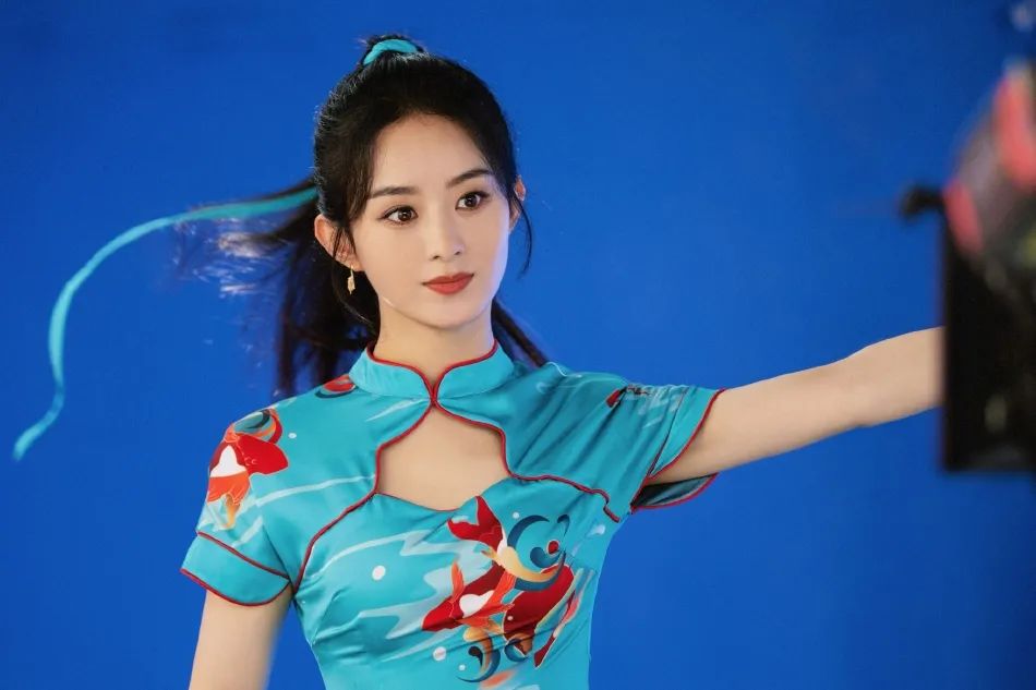 赵丽颖穿浅蓝锦鲤旗袍又甜又飒!肤白貌美让人惊艳
