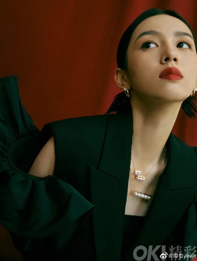 90后美女周也晒微博美图超靓丽!烈焰红唇美得让人窒息