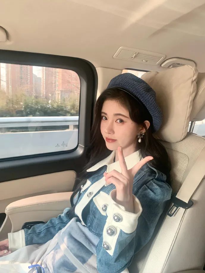 鞠婧祎穿蓝色牛仔裤献唱超美艳！美得不可方物