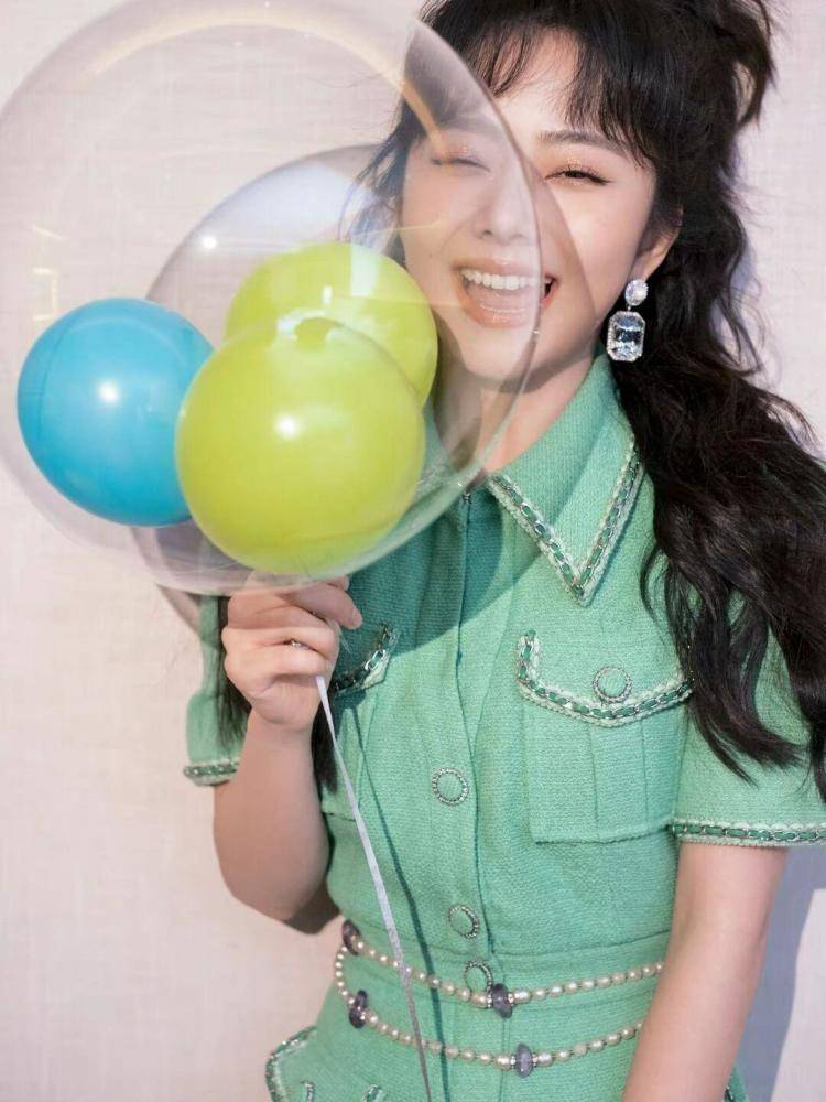 谭松韵薄荷绿连体短裤时尚高级，成小个子女生穿搭范本 时尚 第2张